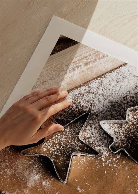 Ausgerollter Lebkuchenteig mit Schablonen