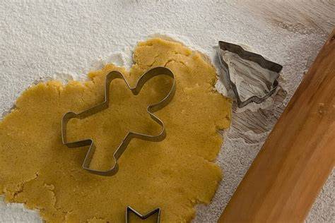 Ausgerollter Lebkuchenteig und Ausstecher