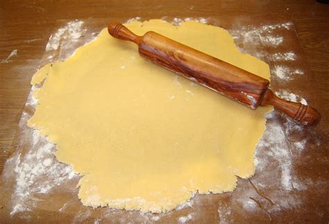 Ausgerollter Mürbeteig in Tarteform