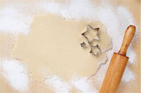 Ausgerollter Plätzchenteig mit Ausstechern