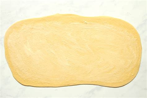 Ausgerollter Teig mit Ausstechern
