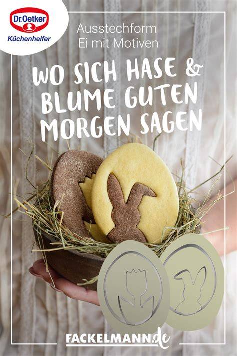 Ausgerollter Teig und Ausstecher in Form von Ostereiern
