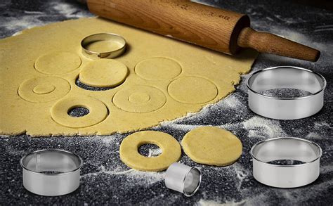 Ausgerollter Teig und Ausstechformen