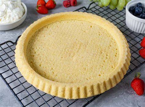 Ausgerollter Tortenboden in der Form, bereit zum Backen