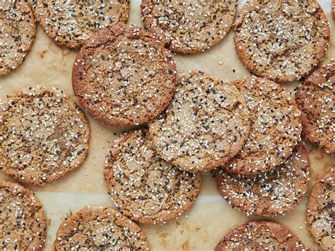 Ausgeschnittene Mürbteigscheiben auf Backblech mit Rohrzucker