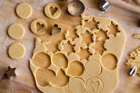 Ausgestochene Dinkel Mürbeteig Kekse vor dem Backen