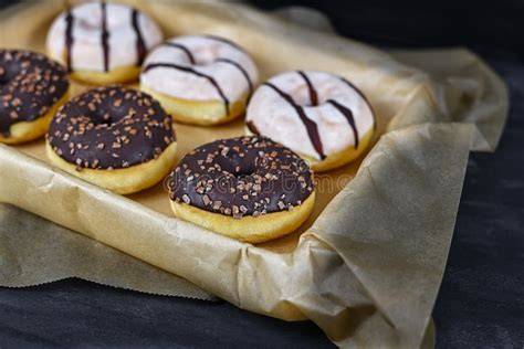 Ausgestochene Donuts auf Backpapier, bereit zum Aufgehen