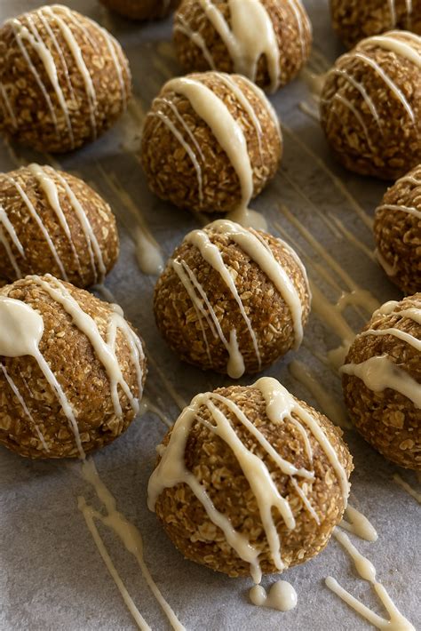 Ausgestochene Eid-Kekse mit Fondant, Kuvertüre und Nüssen dekoriert