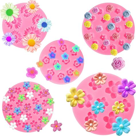 Ausgestochene Fondant-Blüten und Verzierungsschritte
