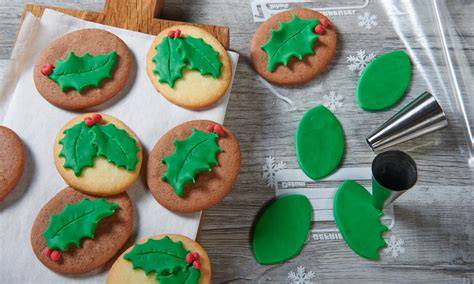Ausgestochene Fondant-Formen: Tannenbaum, Ilex, Geschenke