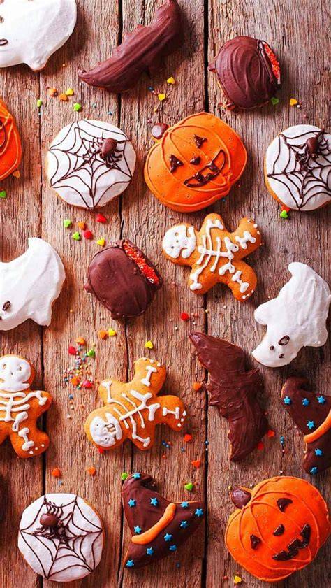 Ausgestochene Halloween Kekse in Form von Gespenstern, Fledermäusen und Kürbissen