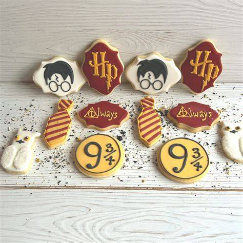 Ausgestochene Harry Potter Kekse auf Backblech