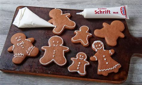 Ausgestochene Lebkuchenmännchen mit Zuckerguss