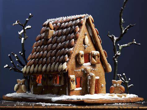 Ausgestochene Lebkuchenmotive und Lebkuchenhaus