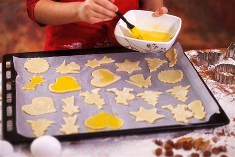 Ausgestochene Lebkuchenrohlinge auf Backblech