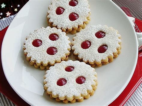 Ausgestochene Linzer Augen mit Marmeladenfüllung