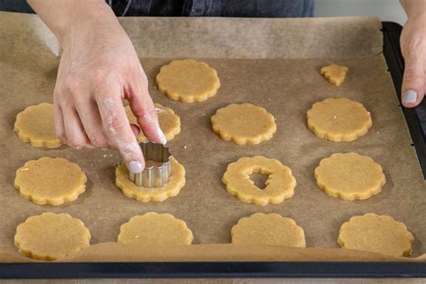 Ausgestochene Linzer Plätzchen vor dem Backen auf Backblech