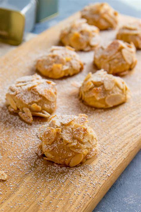 Ausgestochene Marzipan Plätzchen mit Dekor