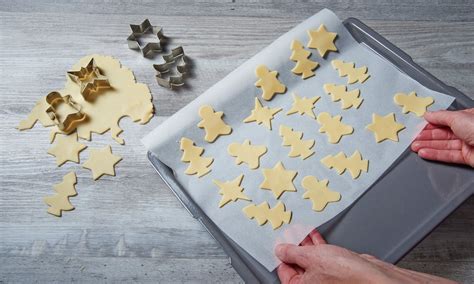 Ausgestochene Plätzchen auf dem Backblech, bereit zum Backen