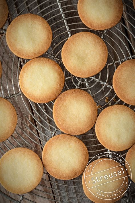 Ausgestochene Ramadan Butterkekse auf einem Kuchengitter