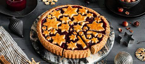 Ausgestochene Sterne als Glasur auf Linzer Torte
