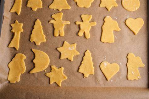 Ausgestochene Weihnachtsplätzchen auf Backpapier