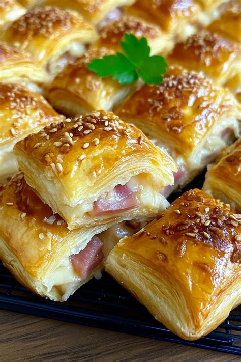 Ausgestochene herzhafte Kekse mit Schinken und Käse auf Backblech