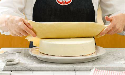 Auskrollen und Überziehen einer Torte mit Marzipandecke - Schritt-für-Schritt