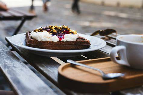 Auslage eines Wiener Cafés: Torten, Kuchen und Waffeln