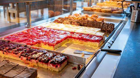 Auslage mit Kuchen, Torten und Gebäck