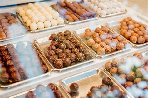 Auslage mit Pralinen, Tafelschokoladen und Kuchen