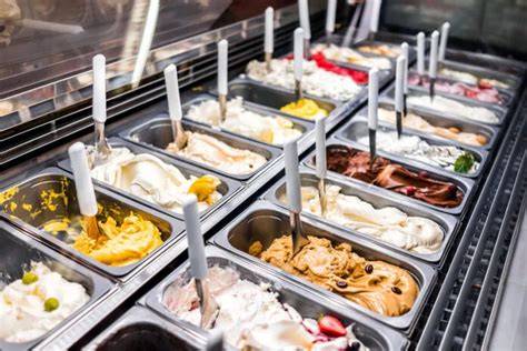 Auslage mit vielen Eissorten in einer Eisdiele
