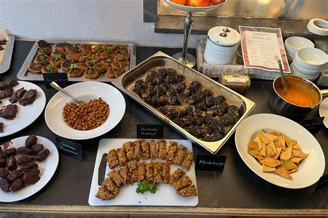 Auslage verschiedener veganer und regionaler Dubai-Schokolade-Varianten im Gourmetladen