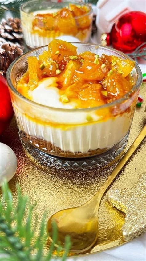 Auslage verschiedener vegetarischer Weihnachtsdesserts mit Lebkuchen, Zimt und Orangen