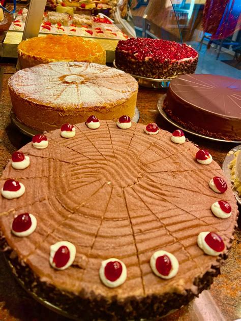 Auslage von frischen Torten und Gebäck im Café La Femme