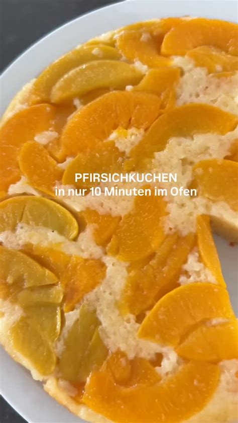 Auslegen der Schüssel mit Biskuitrouladen-Scheiben