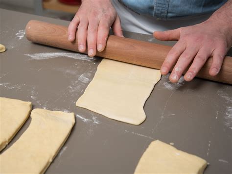 Ausrollen von Rollfondant auf bemehlter Arbeitsfläche