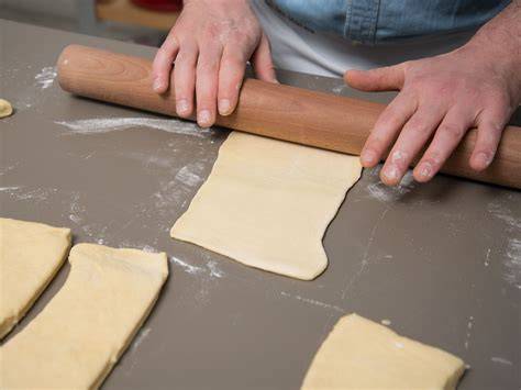 Ausrollen von Rollfondant auf einer Arbeitsfläche