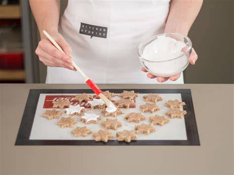 Ausrollen zwischen Backpapier und Glasur auftragen