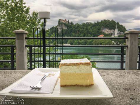 Aussichtsterrasse Café Park: Cremeschnitte mit Blick auf den See