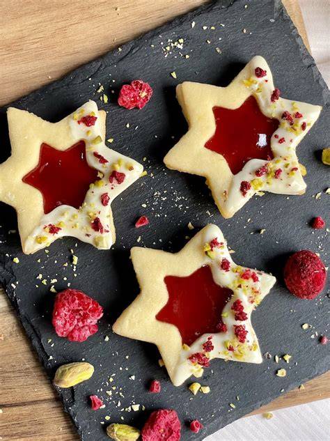 Ausstech-Kekse mit Himbeermarmelade