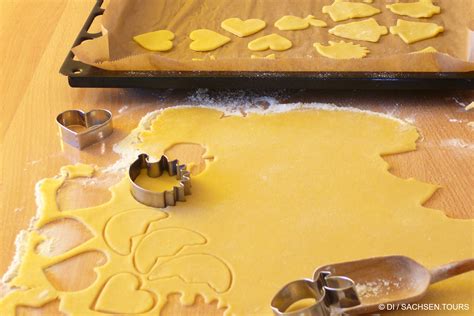 Ausstechen und Formen von Donut-Rohlingen auf einer bemehlten Arbeitsfläche