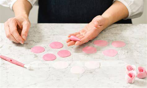 Ausstechen und Modellieren - Dekoration mit schwarzem Fondant