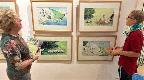 Ausstellung: Besucher vor einer Auswahl von 