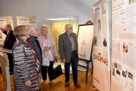 Ausstellungsbesucher in der Pixi-Ausstellung