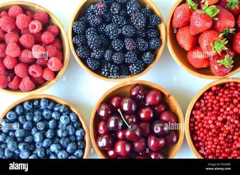 Auswahl an Beeren: Himbeeren, Heidelbeeren, Johannisbeeren