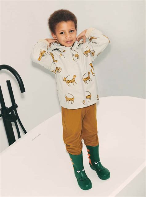 Auswahl an Designer-Kinderkleidung und Labels