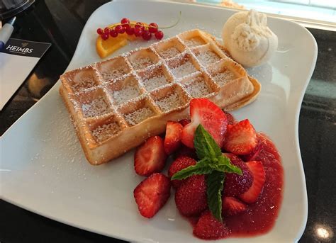 Auswahl an Eisspezialitäten und Waffeln