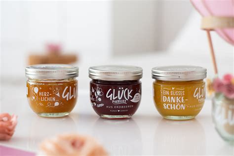 Auswahl an Glück Marmelade Gläsern im Edeka-Regal