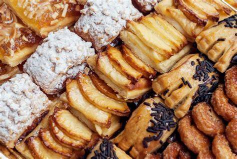 Auswahl an Kuchen und Gebäck bei Waffel Dream